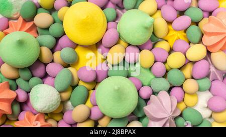 Bunte Baisnüsse und glasierte Erdnüsse isoliert auf weißem Hintergrund. Draufsicht. Stockfoto