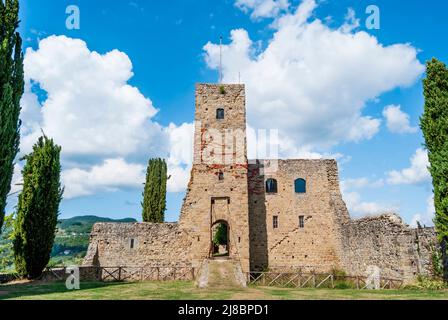 Die mittelalterliche Burg von Romena, in der Gemeinde Pratovecchio, ursprünglich im 11.. Jahrhundert erbaut, in der Nähe von Poppi, Toskana, Italien Stockfoto