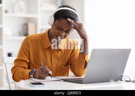 Eine afroamerikanische Frau, die an einer Videokonferenz teilnimmt Stockfoto