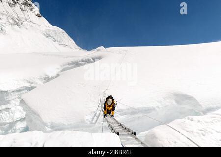 Mann zwischen einem weißen Schnee auf einem Berg, neues einzigartiges Foto Stockfoto
