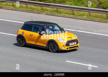 2014 Orange MINI COOPER S 2DR 1998cc Benziner 6-Gang Schaltgetriebe; Fahren auf der M6 Motorway, Manchester, Großbritannien Stockfoto