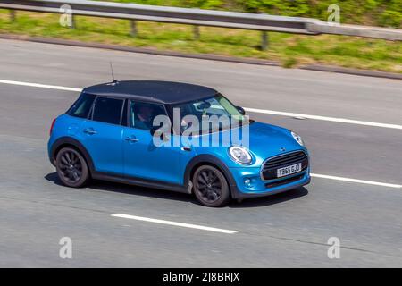 2015 Blue MINI COOPER D 1496cc Diesel 6-Gang-Automatik; Fahren auf der M6 Motorway, Manchester, Großbritannien Stockfoto