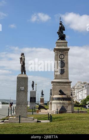 Statuen und Denkmäler auf Plymouth Hoe. Von links nach rechts. RAF Memorial, das Watchkeeper Merchant Navy Memorial, Sir Francis Drake und schließlich im hinteren Brit Stockfoto