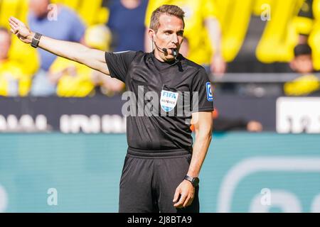 DORTMUND, DEUTSCHLAND - MAI 14: Schiedsrichter Tobias Stieler reagiert während des 1. Bundesliga-Spiel zwischen Borussia Dortmund und Hertha BSC im Signal Iduna Park am 14. Mai 2022 in Dortmund (Foto: Joris Verwijst/Orange PicBilder) Stockfoto