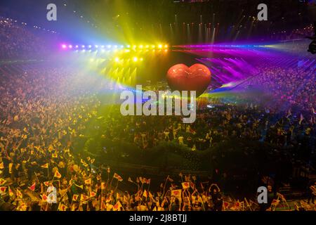 Turin, Italien 20220514.Mika unterhielt sich mit großem Herzen beim Finale des Eurovision Song Contest in Pala Olimpico in Turin am Samstagabend. Foto: Heiko Junge / NTB Stockfoto