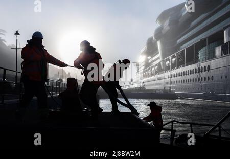 Cobh, Cork, Irland. 15.. Mai 2022. Festleernde Männer binden den Kreuzfahrtdampfer Jewel of the Seas an, nachdem sie am Tiefwasserkai in Cobh, Co. Cork, Irland, anlegte. -Credit; David Creedon / Alamy Live News Stockfoto