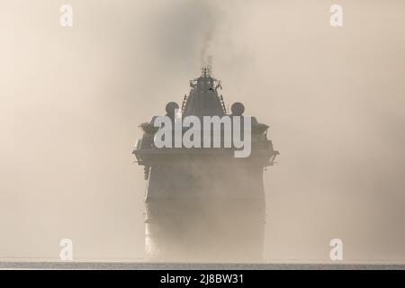 Cobh, Cork, Irland. 15.. Mai 2022. Der Kreuzfahrtdampfer Jewel of the Seas tritt aus dem Küstennebel auf, als sie sich Cobh, Co. Cork, Irland, nähert. - Credit; David Creedon / Alamy Live News Stockfoto