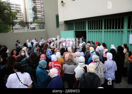 Beirut, Libanon - 15 2022. Mai: Libanesische Frauen vor einer designierten Wahlstation in Beirut. Stockfoto