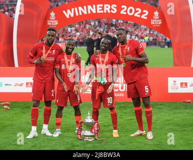 London, Großbritannien. 14.. Mai 2022. 14. Mai 2022 - Chelsea gegen Liverpool - Emirates FA Cup Finale - Wembley Stadium Divock Origi, Naby Keita, Sadio Mane und Ibrahima Konate feiern den Gewinn des FA Cup im Wembley Stadium. Bildnachweis: Kredit: Mark Pain/Alamy Live Nachrichten Stockfoto