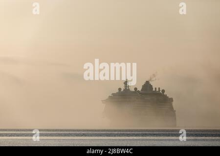 Cobh, Cork, Irland. 15.. Mai 2022. Der Kreuzfahrtdampfer Jewel of the Seas tritt aus dem Küstennebel auf, als sie sich Cobh, Co. Cork, Irland, nähert. - Credit; David Creedon / Alamy Live News Stockfoto