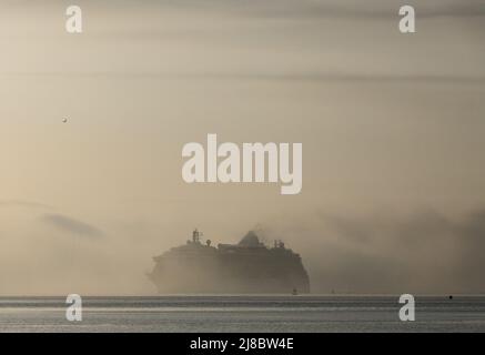 Cobh, Cork, Irland. 15.. Mai 2022. Der Kreuzfahrtdampfer Jewel of the Seas tritt aus dem Küstennebel auf, als sie sich Cobh, Co. Cork, Irland, nähert. - Credit; David Creedon / Alamy Live News Stockfoto