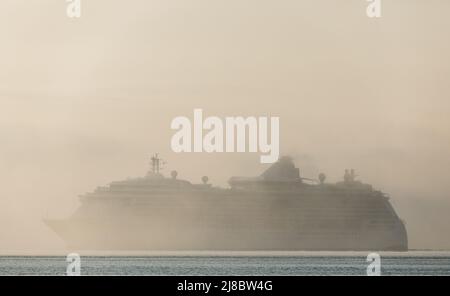 Cobh, Cork, Irland. 15.. Mai 2022. Der Kreuzfahrtdampfer Jewel of the Seas tritt aus dem Küstennebel auf, als sie sich Cobh, Co. Cork, Irland, nähert. - Credit; David Creedon / Alamy Live News Stockfoto