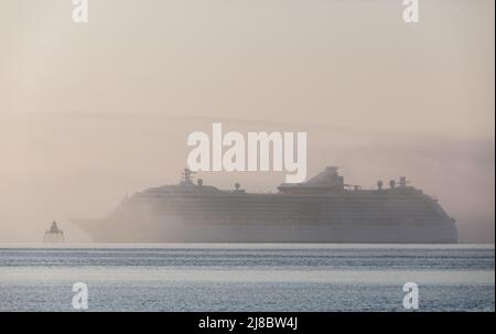 Cobh, Cork, Irland. 15.. Mai 2022. Der Kreuzfahrtdampfer Jewel of the Seas taucht aus dem Küstennebel auf und dreht sich kurz vor dem Spit Lighthouse, als sie sich Cobh, Co. Cork, Irland, nähert. - Credit; David Creedon / Alamy Live News Stockfoto