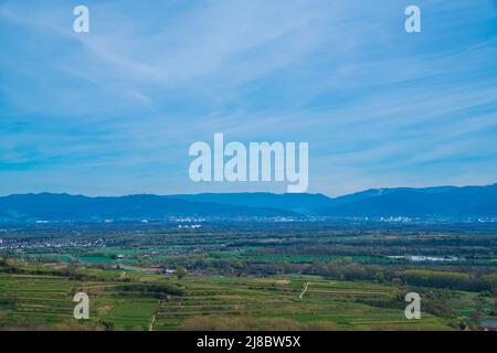 Deutschland, Panoramablick über die Stadt freiburg im breisgau Umgeben von majestätischen Bergen in wunderschöner schwarzwald-Naturlandschaft Stockfoto