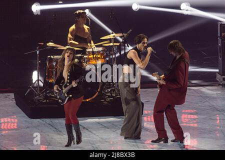 Maneskin (Damiano David, Victoria De Angelis, Ethan Torchio, Thomas Raggi) treten beim Grand-Finale des Eurovision Song Contest auf. Turin (Italien) am 14.. Mai 2022. Foto von Marco Piovanotto/ABACAPRESS.COM Stockfoto