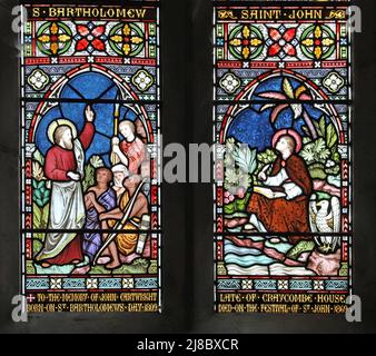 Buntglasfenster von Frederick Preedy mit Darstellung von SS Bartholomew & John, St. John in Patmos und Bartholomew Predigten, Fladbury Church, Worcestershire Stockfoto