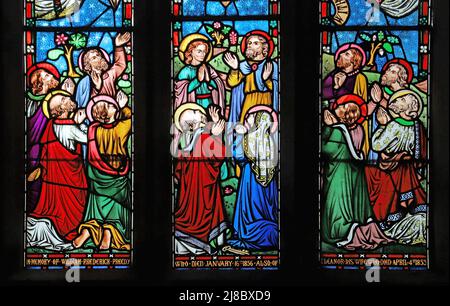Ein Buntglasfenster von Frederick Preedy, das die Jünger bei Christi Himmelfahrt darstellt, Fladbury Church, Worcestershire Stockfoto