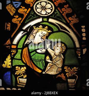 Ein mittelalterliches Buntglasfenster mit der Darstellung der Mutter und des Kindes, der St. John the Baptist Church, Fladbury, Worcestershire Stockfoto