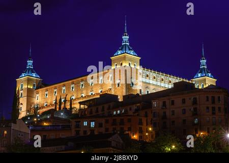 Der Alcazar de Toledo bei Nacht beleuchtet. Historisches Wahrzeichen in Spanien Stockfoto