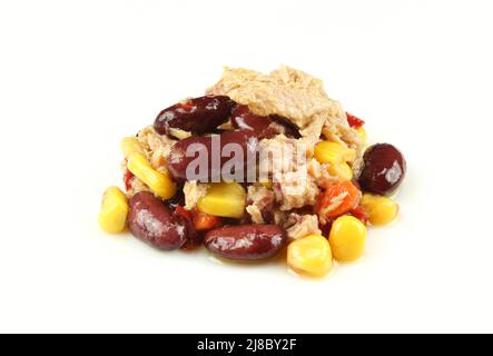 Stapel von mexikanischen Thunfisch-Salat isoliert auf weißem Hintergrund. Fisch, Mais, Bohnen, Chili, Paprika usw. Stockfoto