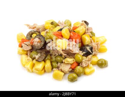Zubereiteter Thunfisch-Salat.Fisch und Gemüse stapeln isoliert auf weißem Hintergrund Stockfoto