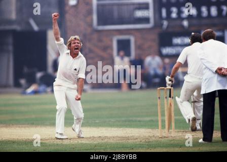 Barry Wood ehemaliger Cricketer, der hier 1982 mit seinem markanten, geklopften Zahn gesehen wurde. Er spielte 12 Testspiele für England als Eröffnungssattler, 13 One Day-Spiele. Für Vereine spielte er 1964 für Yorkshire erstklassige Cricket-Spiele, für Lancashire von 1966 bis 1979 und war von 1980 bis 1983 Kapitän von Derbyshire Photo by Tony Henshaw Stockfoto