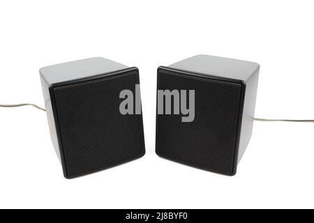 Kleine silberne pc-Lautsprecher mit isolierten Kabeln auf weißem Hintergrund Stockfoto