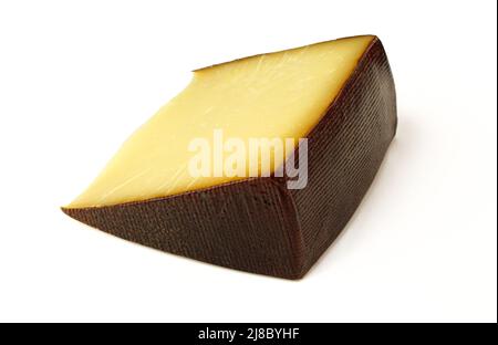 Geräucherter dreieckiger Käse isoliert auf weißem Hintergrund Stockfoto