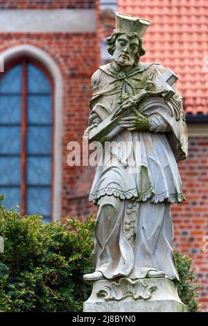 Die Skulptur des heiligen Johannes Nepomuzän, die älteste Skulptur in Bydgoszcz und eine der ältesten freistehenden Skulpturen des heiligen. Stockfoto