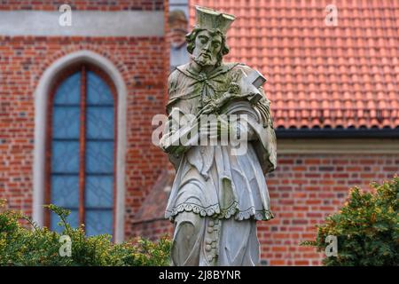 Die Skulptur des heiligen Johannes Nepomuzän, die älteste Skulptur in Bydgoszcz und eine der ältesten freistehenden Skulpturen des heiligen. Stockfoto