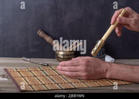 TCM Traditional Chinese Medicine, Hand Anwendung Moxa Stick. Stockfoto