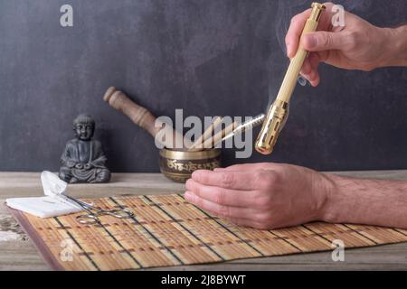 TCM Traditional Chinese Medicine, Hand Anwendung Moxa Stick. Stockfoto