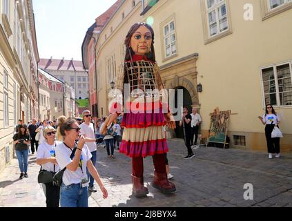 Krakau. Krakau. Polen. Die kleine Amal, eine 3,5 Meter hohe Puppe, die das syrische 9 Jahre große Flüchtlingsmädchen darstellt, besuchte Krakau, ging durch das Zentrum und traf sich mit ihr Stockfoto