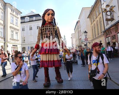 Krakau. Krakau. Polen. Die kleine Amal, eine 3,5 Meter hohe Puppe, die das syrische 9 Jahre große Flüchtlingsmädchen darstellt, besuchte Krakau, ging durch das Zentrum und traf sich mit ihr Stockfoto