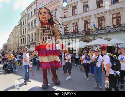 Krakau. Krakau. Polen. Die kleine Amal, eine 3,5 Meter hohe Puppe, die das syrische 9 Jahre große Flüchtlingsmädchen darstellt, besuchte Krakau, ging durch das Zentrum und traf sich mit ihr Stockfoto