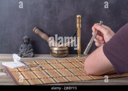 TCM Traditional Chinese Medicine, Hand Anwendung Moxa Stick. Stockfoto