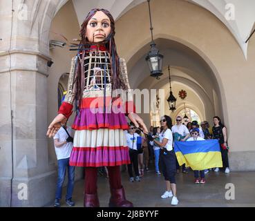 Krakau. Krakau. Polen. Die kleine Amal, eine 3,5 Meter hohe Puppe, die das syrische 9 Jahre große Flüchtlingsmädchen darstellt, besuchte Krakau, ging durch das Zentrum und traf sich mit ihr Stockfoto