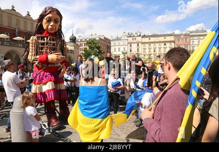 Krakau. Krakau. Polen. Die kleine Amal, eine 3,5 Meter hohe Puppe, die das syrische 9 Jahre große Flüchtlingsmädchen darstellt, besuchte Krakau, ging durch das Zentrum und traf sich mit ihr Stockfoto