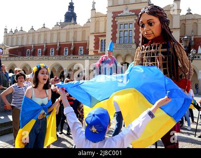 Krakau. Krakau. Polen. Die kleine Amal, eine 3,5 Meter hohe Puppe, die das syrische 9 Jahre große Flüchtlingsmädchen darstellt, besuchte Krakau, ging durch das Zentrum und traf sich mit ihr Stockfoto