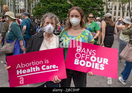 Die Teilnehmer mit Plakaten versammeln sich auf dem Cadman Plaza zur geplanten Kundgebung „Bans Off Our Bodies“ von Parenthood und marschieren über die Brooklyn Bridge zum Foley Square in Lower Manhattan in New York City. Anhänger von Abtreibungsrechten veranstalten landesweit Kundgebungen, in denen sie die Gesetzgeber auffordern, Abtreibungsrechte in ein Gesetz zu kodifizieren, nachdem ein durchgesickrter Entwurf des Obersten Gerichtshofs eine mögliche Entscheidung zur Aufhebung des Präzedenzfalles von Roe v. Wade enthüllt hat. Stockfoto