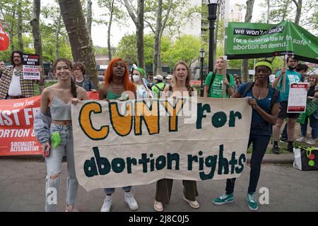 Die Teilnehmer mit Plakaten versammeln sich auf dem Cadman Plaza zur geplanten Kundgebung „Bans Off Our Bodies“ von Parenthood und marschieren über die Brooklyn Bridge zum Foley Square in Lower Manhattan in New York City. Anhänger von Abtreibungsrechten veranstalten landesweit Kundgebungen, in denen sie die Gesetzgeber auffordern, Abtreibungsrechte in ein Gesetz zu kodifizieren, nachdem ein durchgesickrter Entwurf des Obersten Gerichtshofs eine mögliche Entscheidung zur Aufhebung des Präzedenzfalles von Roe v. Wade enthüllt hat. Stockfoto