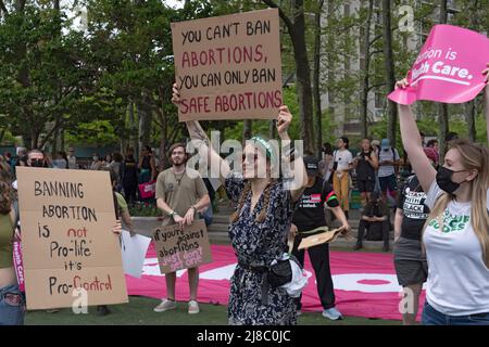 Die Teilnehmer mit Plakaten versammeln sich auf dem Cadman Plaza zur geplanten Kundgebung „Bans Off Our Bodies“ von Parenthood und marschieren über die Brooklyn Bridge zum Foley Square in Lower Manhattan in New York City. Anhänger von Abtreibungsrechten veranstalten landesweit Kundgebungen, in denen sie die Gesetzgeber auffordern, Abtreibungsrechte in ein Gesetz zu kodifizieren, nachdem ein durchgesickrter Entwurf des Obersten Gerichtshofs eine mögliche Entscheidung zur Aufhebung des Präzedenzfalles von Roe v. Wade enthüllt hat. Stockfoto