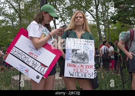 Die Teilnehmer mit Plakaten versammeln sich auf dem Cadman Plaza zur geplanten Kundgebung „Bans Off Our Bodies“ von Parenthood und marschieren über die Brooklyn Bridge zum Foley Square in Lower Manhattan in New York City. Anhänger von Abtreibungsrechten veranstalten landesweit Kundgebungen, in denen sie die Gesetzgeber auffordern, Abtreibungsrechte in ein Gesetz zu kodifizieren, nachdem ein durchgesickrter Entwurf des Obersten Gerichtshofs eine mögliche Entscheidung zur Aufhebung des Präzedenzfalles von Roe v. Wade enthüllt hat. Stockfoto