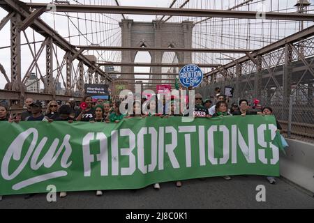 Tausende Menschen, darunter auch lokale Politiker, nehmen an der geplanten Kundgebung „Bans Off Our Bodies“ von Parenthood Teil und marschieren von Cadman Plaza über die Brooklyn Bridge zum Foley Square in Lower Manhattan in New York City. Anhänger von Abtreibungsrechten veranstalten landesweit Kundgebungen, in denen sie die Gesetzgeber auffordern, Abtreibungsrechte in ein Gesetz zu kodifizieren, nachdem ein durchgesickrter Entwurf des Obersten Gerichtshofs eine mögliche Entscheidung zur Aufhebung des Präzedenzfalles von Roe v. Wade enthüllt hat. Stockfoto