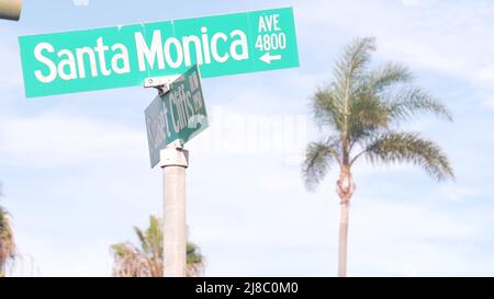Santa Monica Straßenschild an der Kreuzung, California City Street, USA. Ferienresort am Wasser in der Nähe von Los Angeles, Reiseziel am Strand für Sommerurlaube am Wasser. Küstenpalmen. Stockfoto