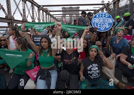 Tausende von Menschen, darunter auch lokale Politiker, sitzen während der geplanten Kundgebung „Bans Off Our Bodies“ von Parenthood auf der Brooklyn Bridge und marschieren von Cadman Plaza über die Brooklyn Bridge zum Foley Square in Lower Manhattan in New York City. Anhänger von Abtreibungsrechten veranstalten landesweit Kundgebungen, in denen sie die Gesetzgeber auffordern, Abtreibungsrechte in ein Gesetz zu kodifizieren, nachdem ein durchgesickrter Entwurf des Obersten Gerichtshofs eine mögliche Entscheidung zur Aufhebung des Präzedenzfalles von Roe v. Wade enthüllt hat. Stockfoto