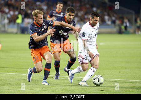 Lionel Messi vom PSG verließ Nicolas Cozza, Matheus Thuler aus Montpellier während des Fußballspiels der französischen Ligue 1 zwischen dem HSC Montpellier und Paris Saint-Germain am 14. Mai 2022 im La Mosson-Stadion in Montpellier, Frankreich - Foto: Jean Catuffe/DPPI/LiveMedia Stockfoto