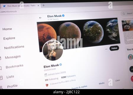 KONSKIE, POLEN - 14. Mai 2022: Offizieller Twitter-Account von Elon Musk wird auf dem Laptop-Bildschirm angezeigt Stockfoto