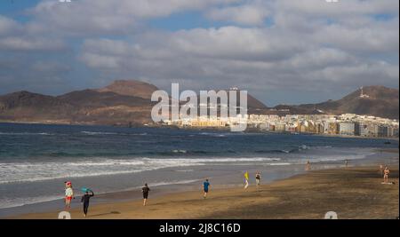 17. Februar 2022 Strand von 'Las Canteras' in Las Palmas auf der Grand Canary Island - zweitgrößter Stadtstrand der Welt Stockfoto