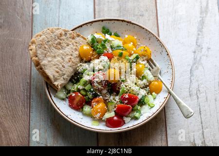 Einfacher Fetakäse, Tomaten, Zwiebeln und Gurkensalat mit Pitabrot Stockfoto